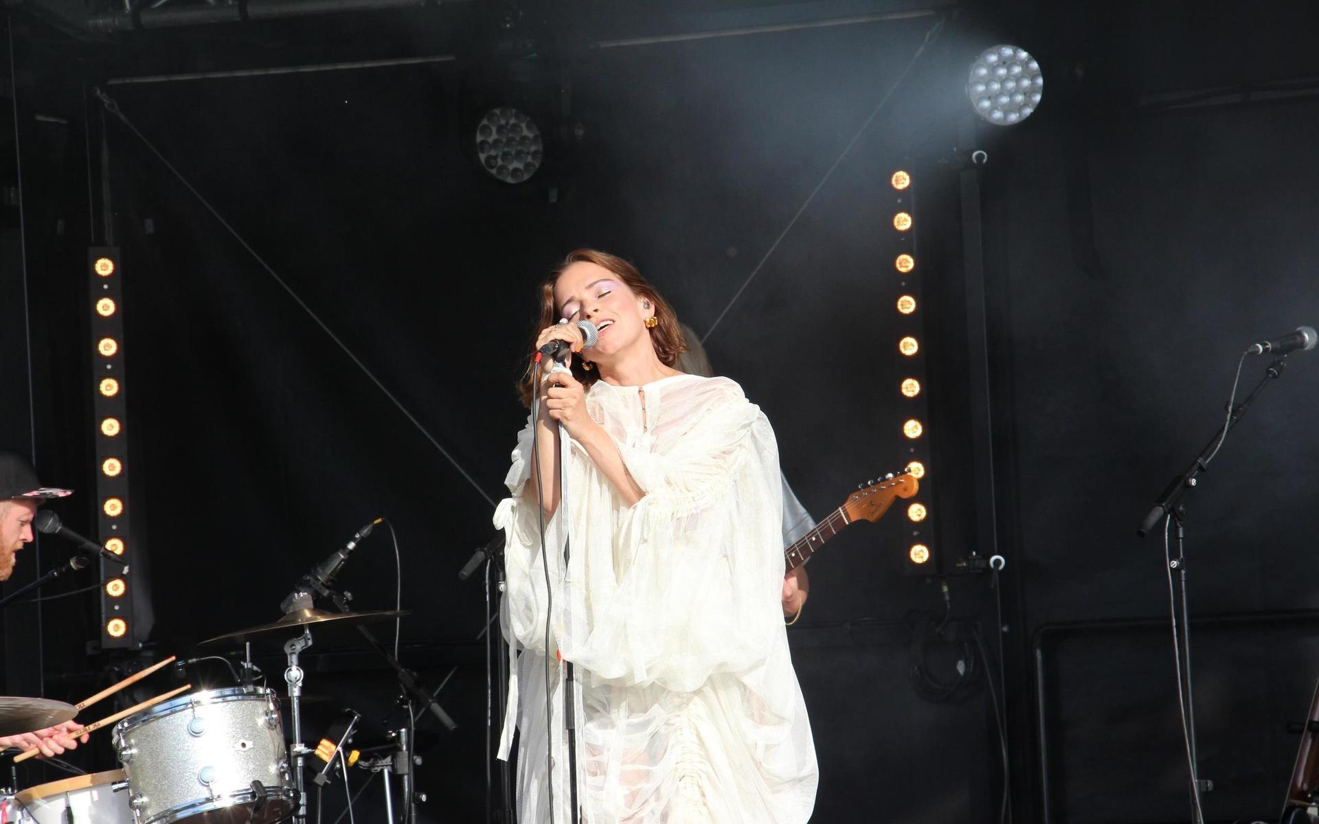 Petra Marklund blev först känd under artistnamnet September, men fick sitt verkliga genombrott efter att ha varit med i Så ska det låta 2010.