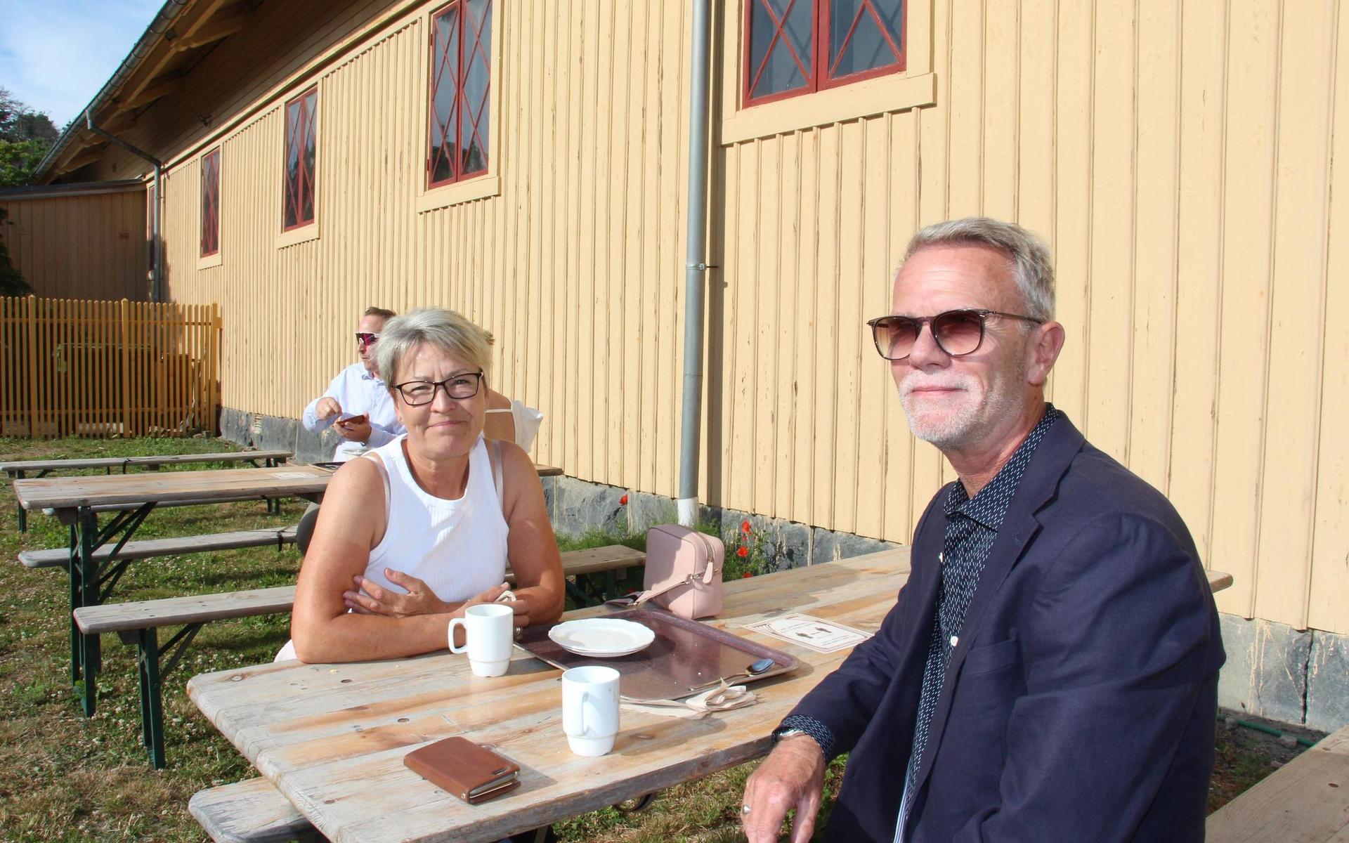 Gunilla Bengtsson och Kent Winqvist softade i solen med en kopp kaffe innan spelningen. 