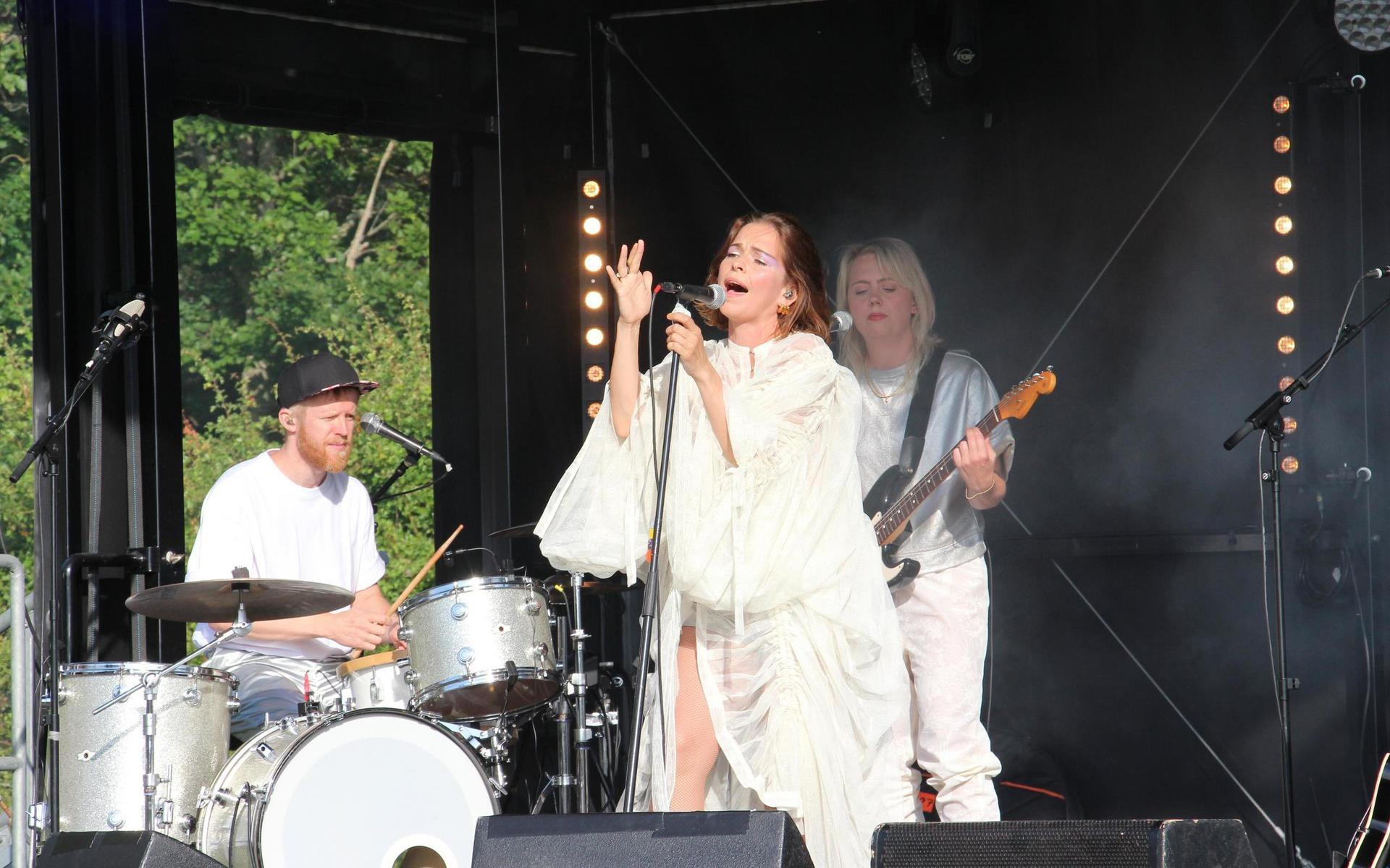 Petra Marklund blev först känd under artistnamnet September, men fick sitt verkliga genombrott efter att ha varit med i Så ska det låta 2010.