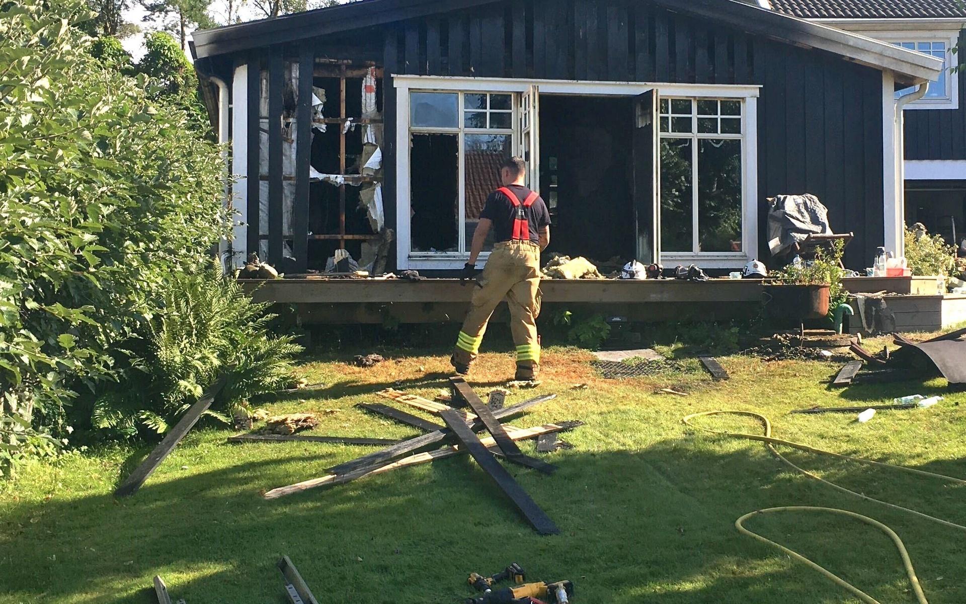 Huset ska då ha varit övertänt, men vid 07.30 hade räddningstjänsten fått kontroll på branden.