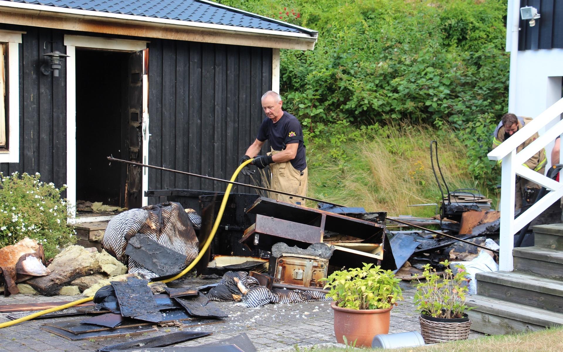 Eije Berggren sköljer av all material i närheten för att säkra platsen. 