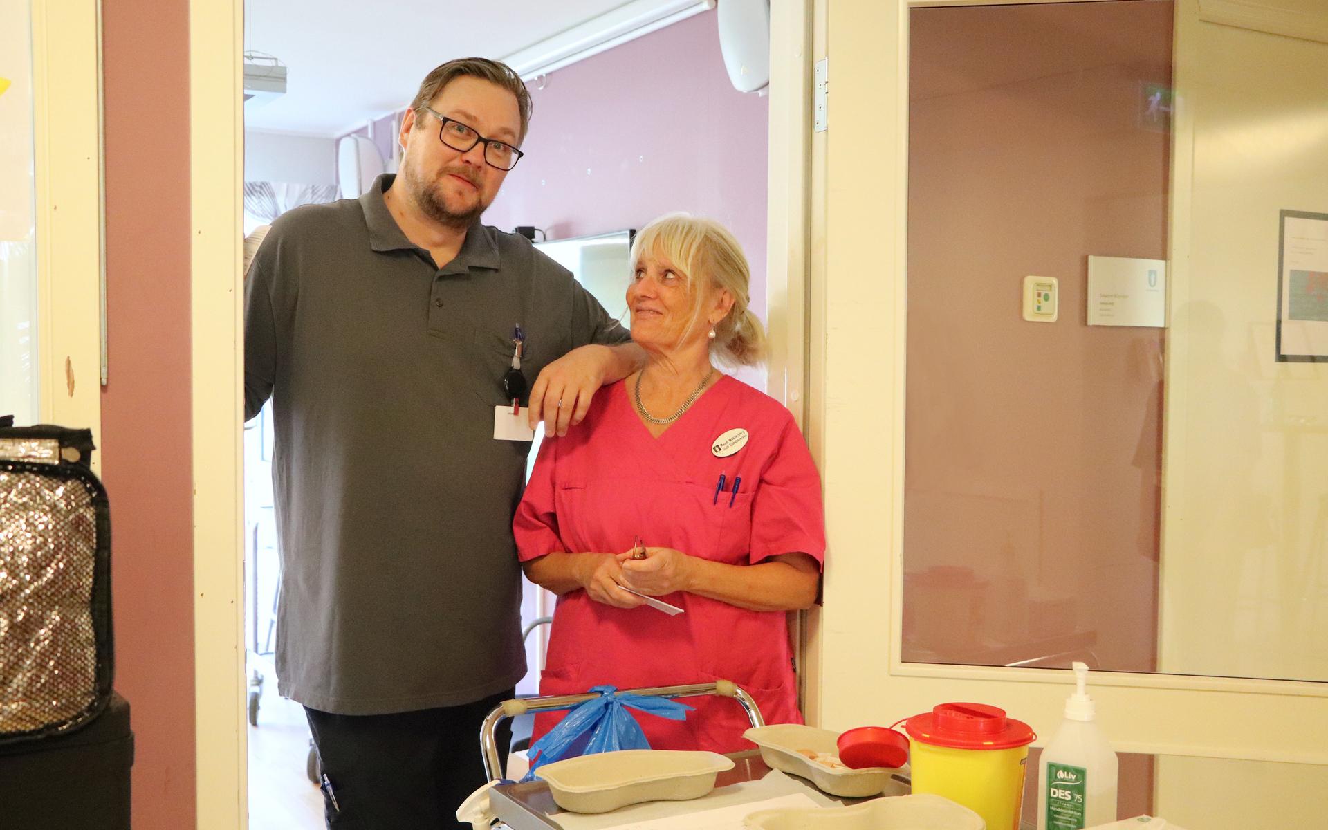 Johan Lantz och Maud Westerberg ingår i teamet som vaccinerar på kommunens äldreboenden. 