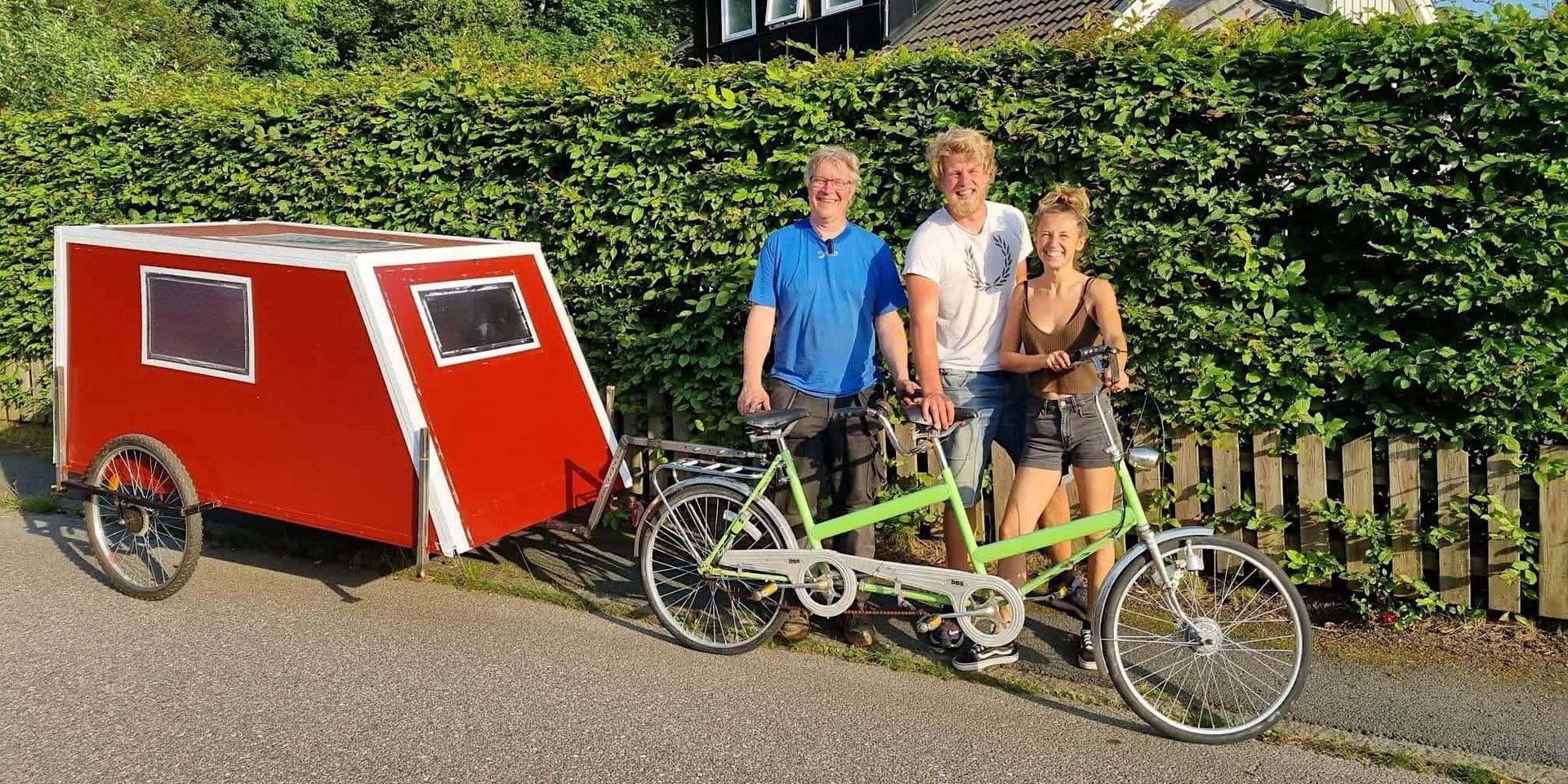 Nora Ojensa och Gustaf Engström tillsammans med Peter Norman som hjälpt dem bygga cykelhusvagnen.