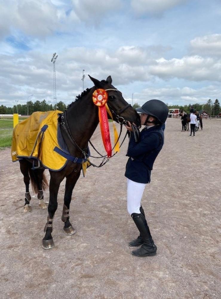 Julia efter vinsten som pussar på sin häst. Bild: Privat