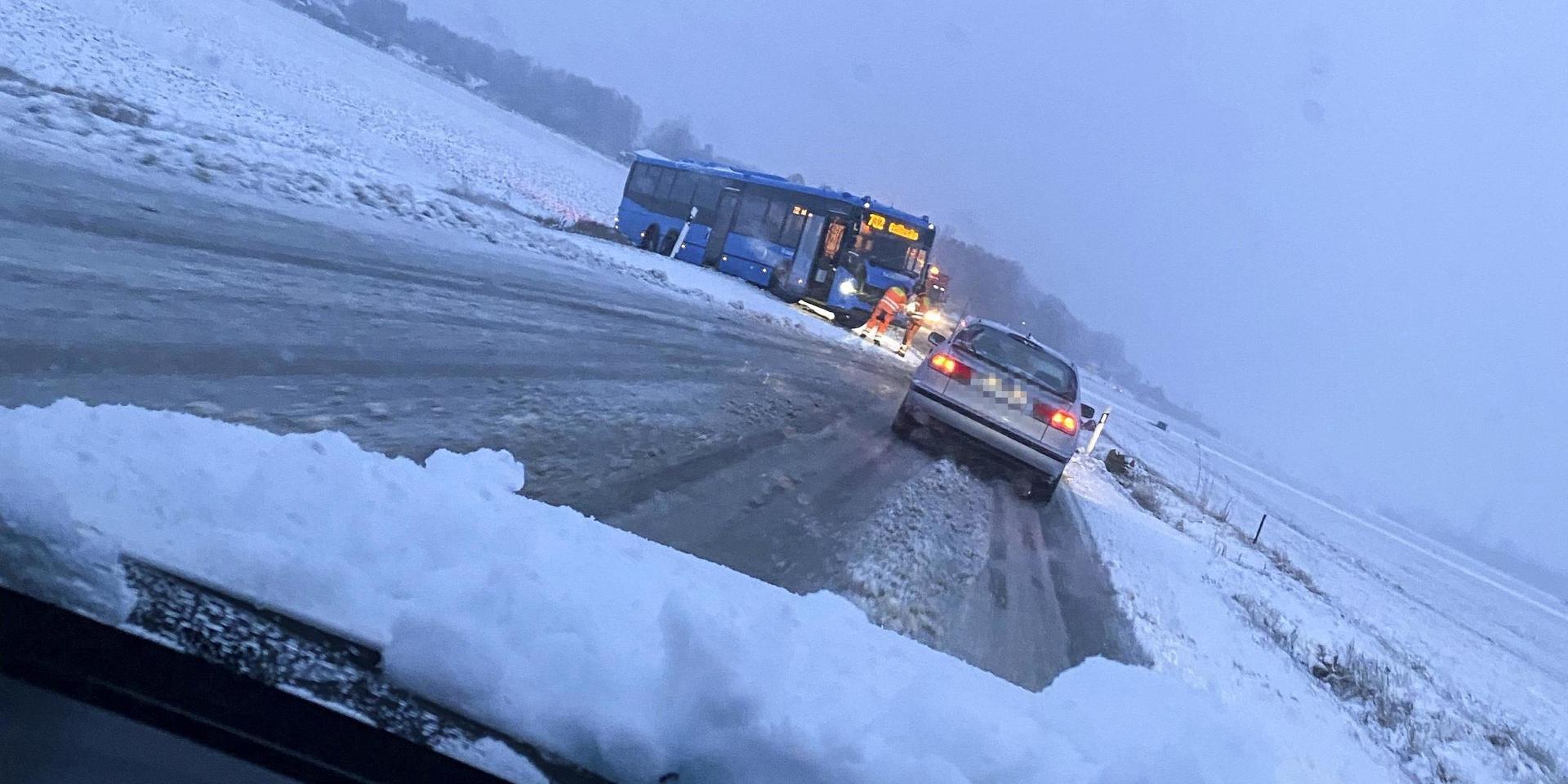 Söder om infarten till Tjolöholm körde en buss av vägen i snöovädret. Läsarbild.