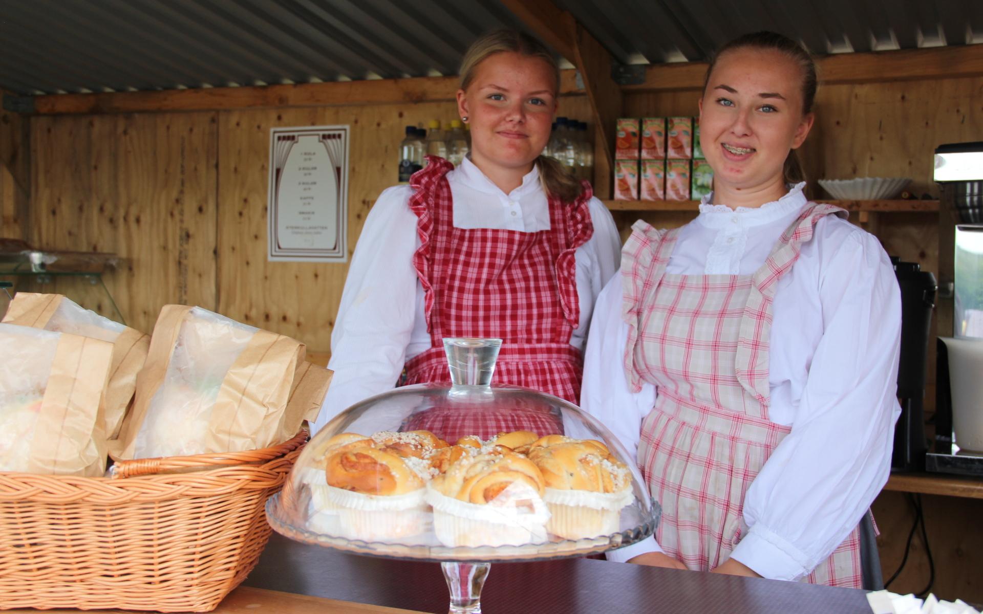 Isabelle Eklund och Inez Fransson säljer glass, kaffe och frallor i boden utanför Magasinet. Lördagen var mer välbesökt än söndagen. ”Igår hade vi köer hela dagen”, säger Inez. 