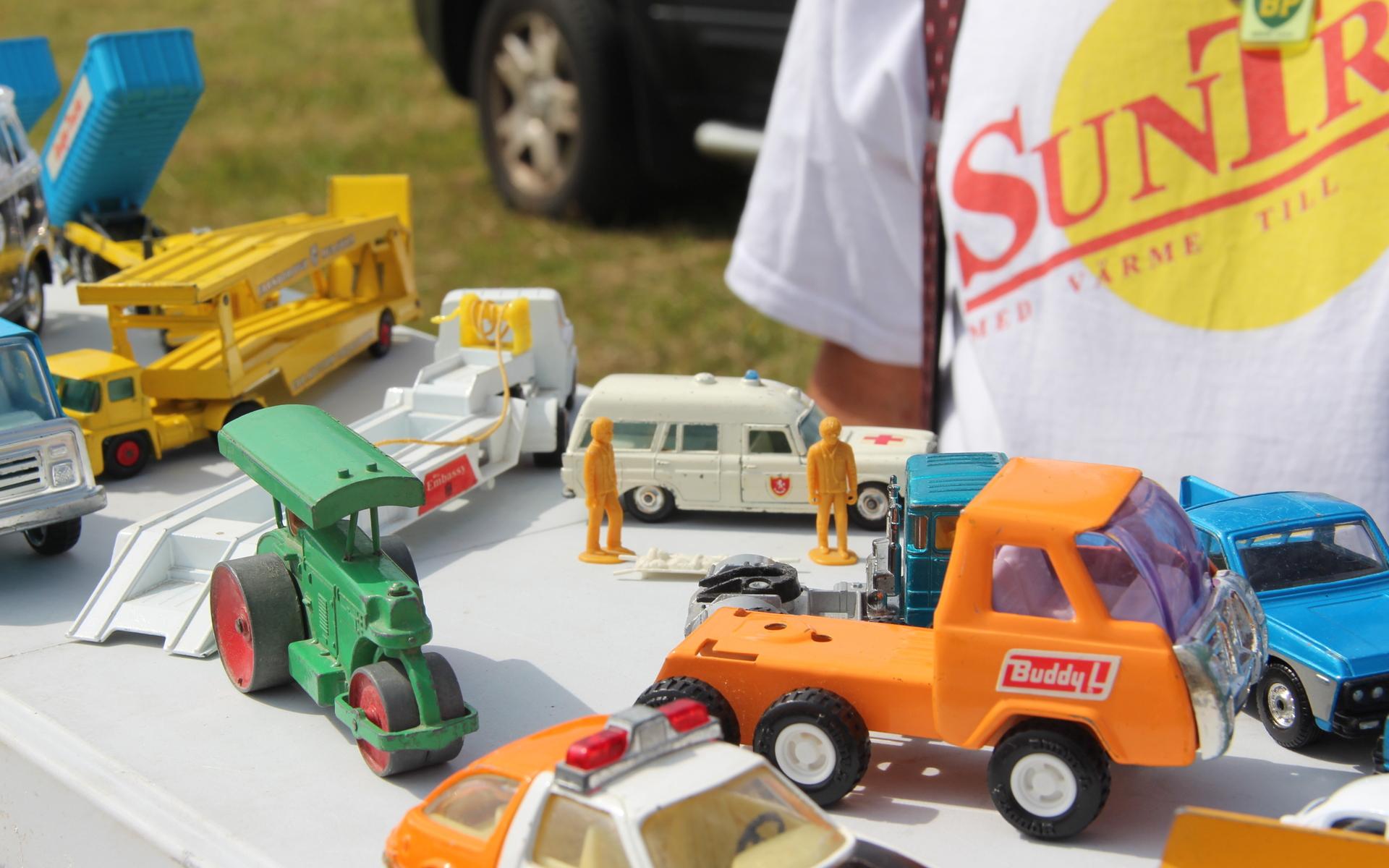 Lennart säljer mycket bilrelaterade saker. Till exempel gamla leksaksbilar. 