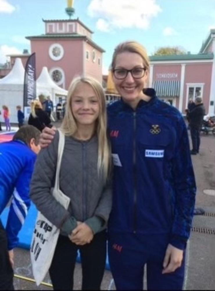 Ingrid Ronge och idolen Sofie Skoog, som hon numera möter på tävlingar.