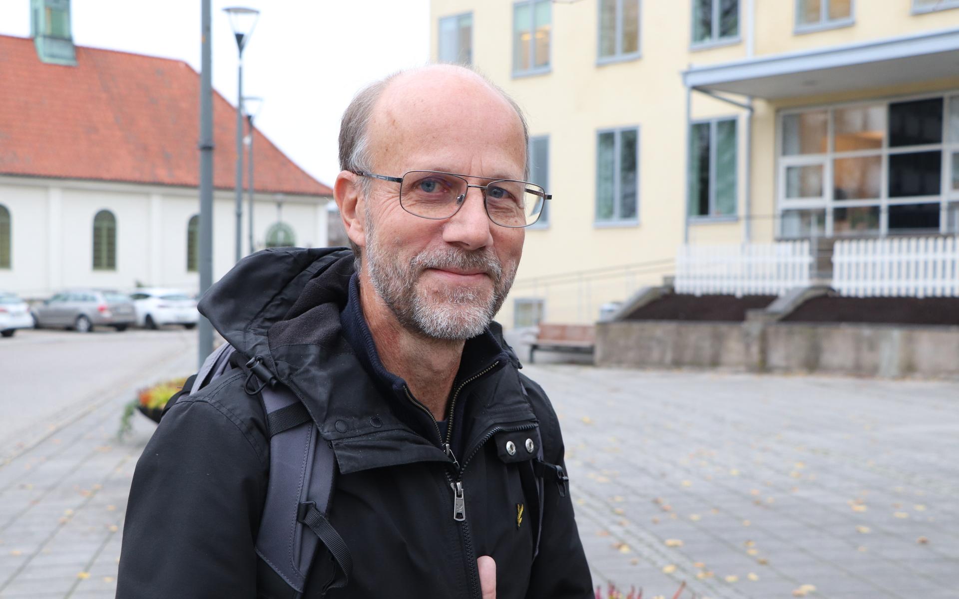 Stig Hägg, Stockholm, tycker att det behövs hårdare regler kring elsparkcyklarna och att företagen som hyr ut tar större ansvar.