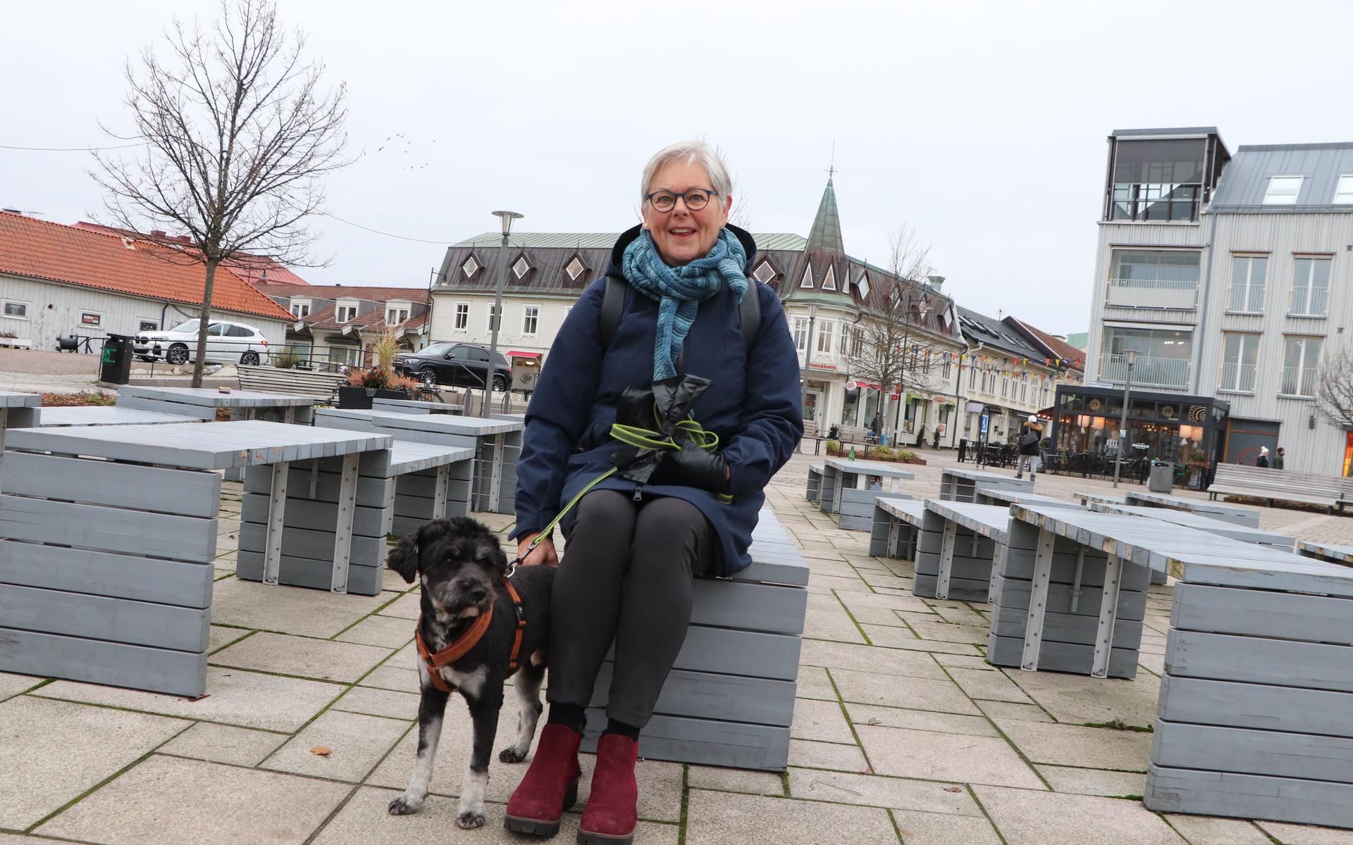 Agneta Pettersson och Nicko, Hålabäck. Agneta är positiv till elsparkcyklar på Kungsbackas gator men betonar användarnas och uthyrarnas ansvar.