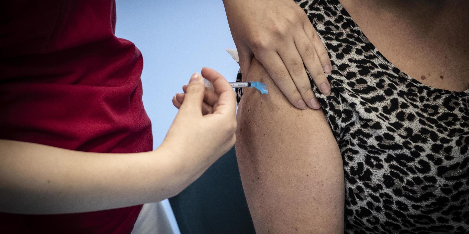 Flera vaccinationstider regionen är nu ombokade i väntan på besked. Foto: Olof Ohlsson