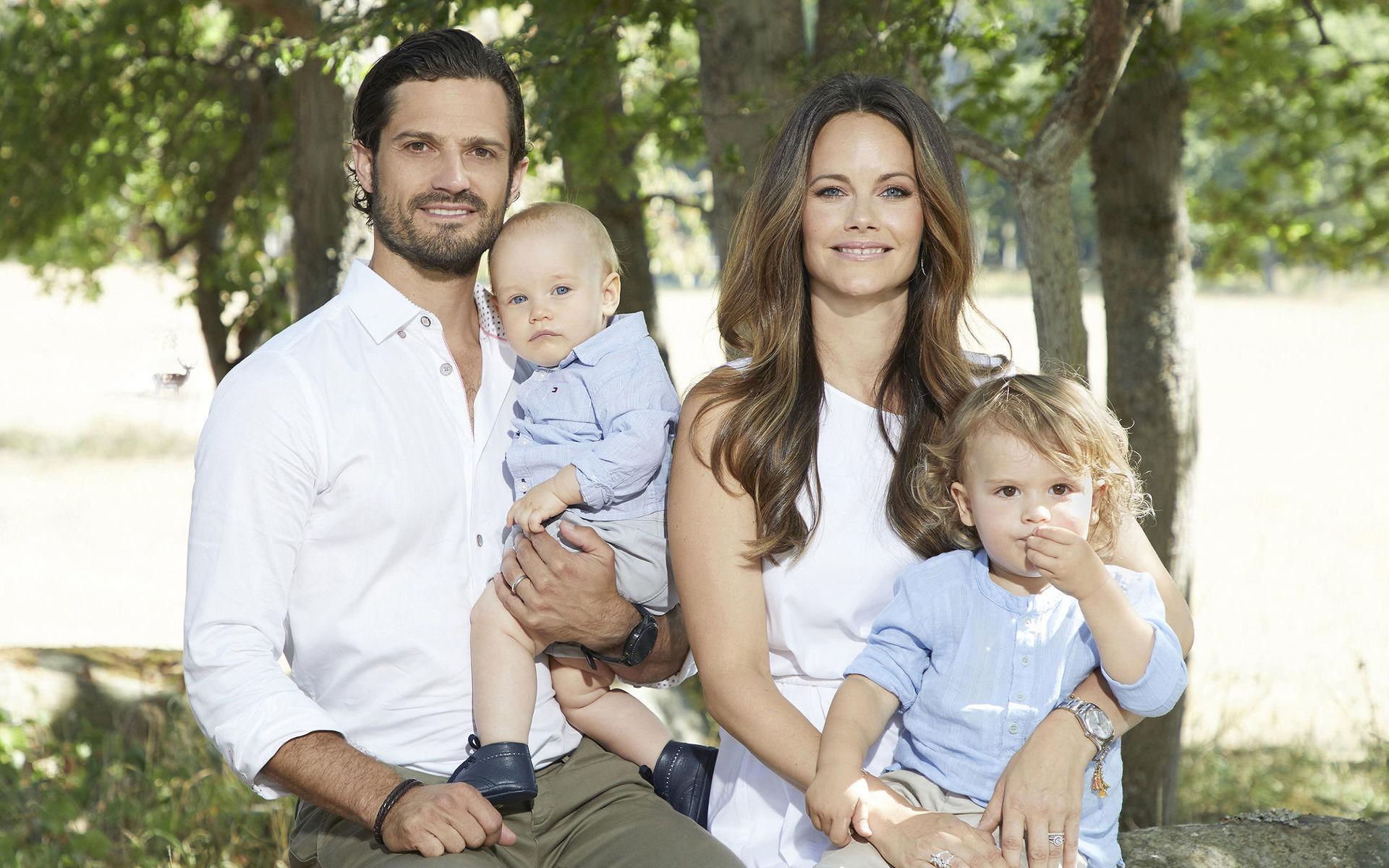 Prins Carl Philip och prinsessan Sofia med deras barn Gabriel och Alexander, sommaren 2018.