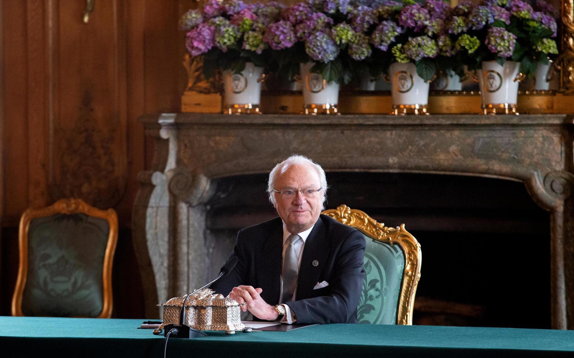 Kung Carl Gustaf tillkännager den nyfödde prinsens namn under en konselj.