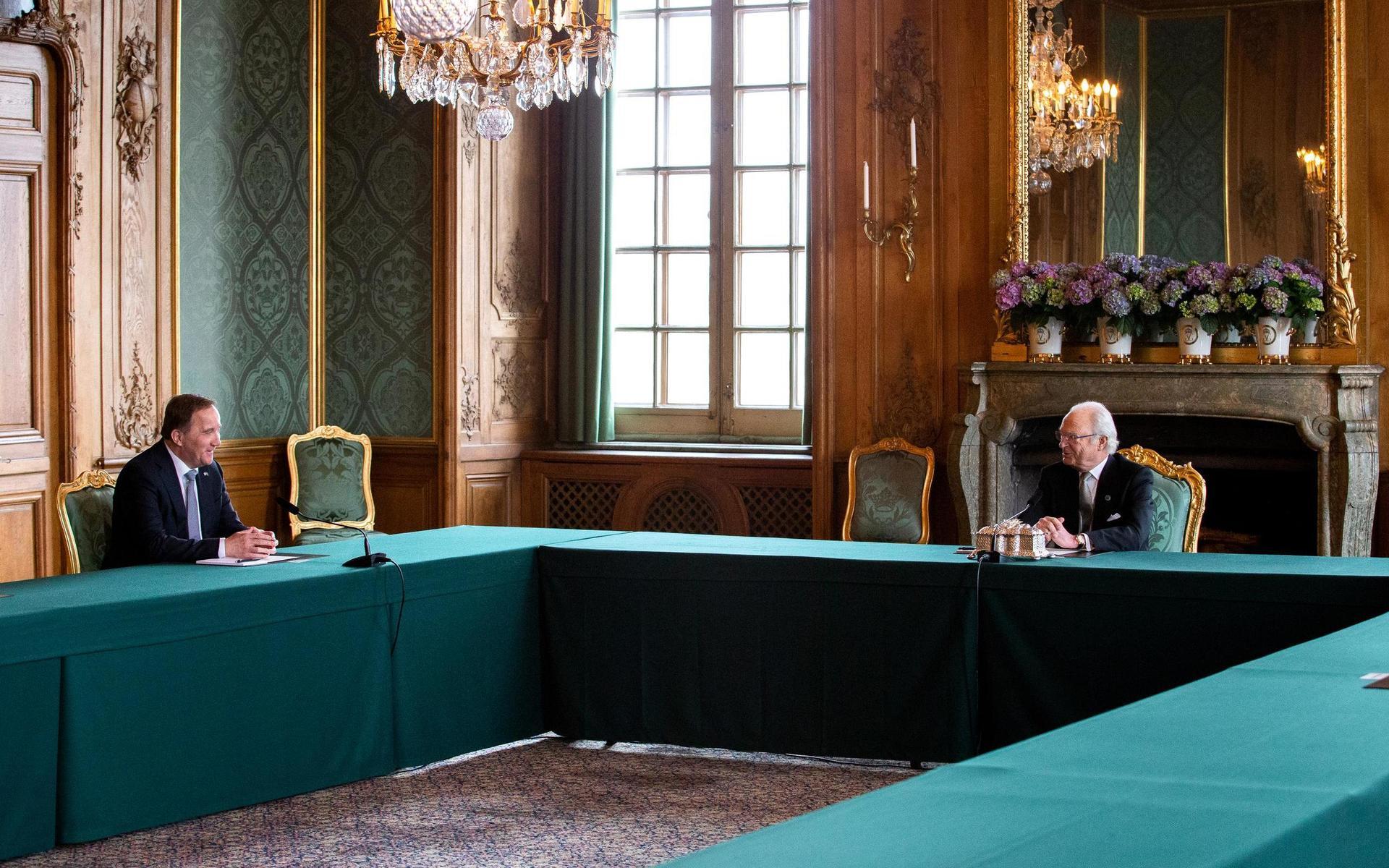 Kungen berättar för statsminister Stefan Löfven vad prinsen ska heta. 