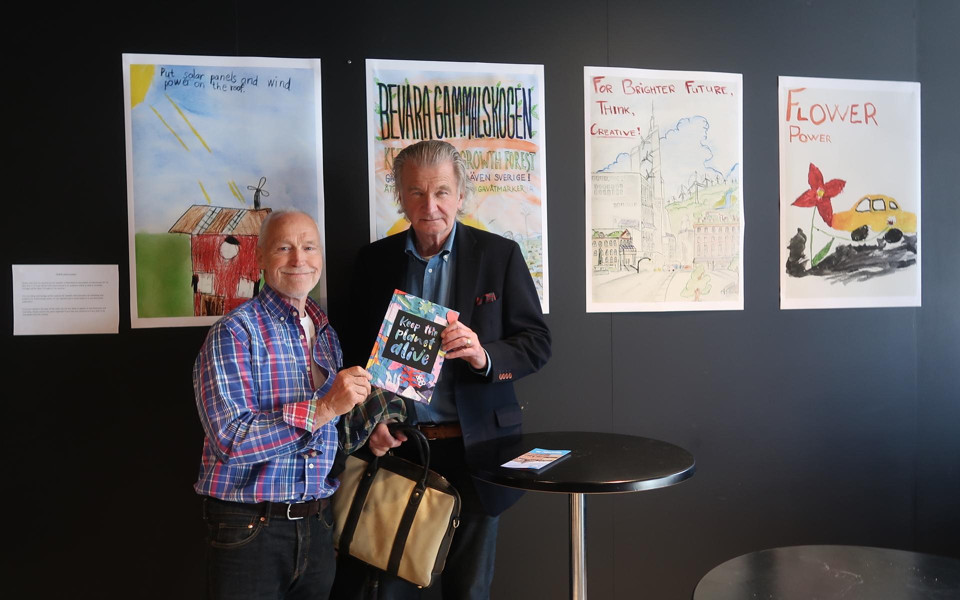 Anders Wijkman fick en bok av Tommy Bengtsson på FN-förbundets möte. Foto: Privat