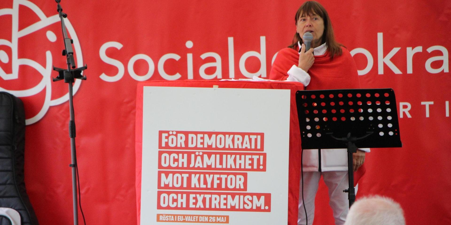 Ann-Louise Lundqvist, ordförande i Kungsbacka Arbetarkommun anser att Sara Heikkinen Breitholtz måste lämna sin post. Både i riksdagen och i kommunfullmäktige.