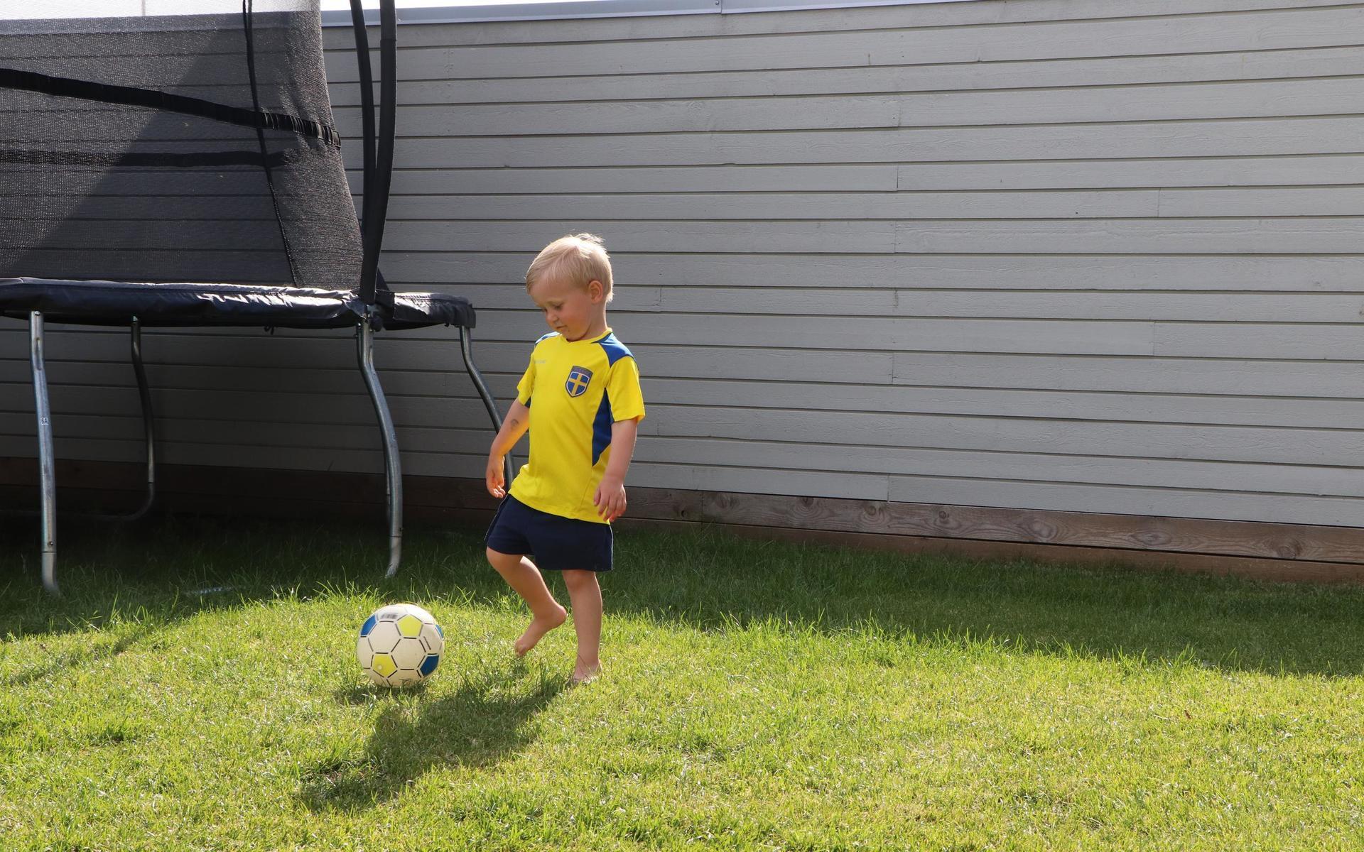 Treåriga Malte älskar att spela fotboll och göra olika tricks med hjälp av hinkar och koner. 