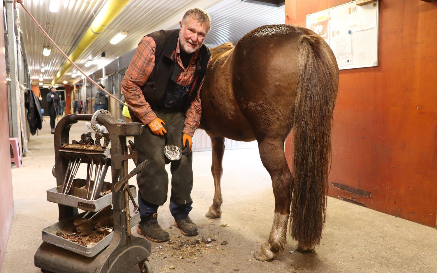 Kjell Reimertz har skott hästar i snart 50 år. Nu vill han dela med sig av sina erfarenheter till andra som arbetar med hästars hälsa.