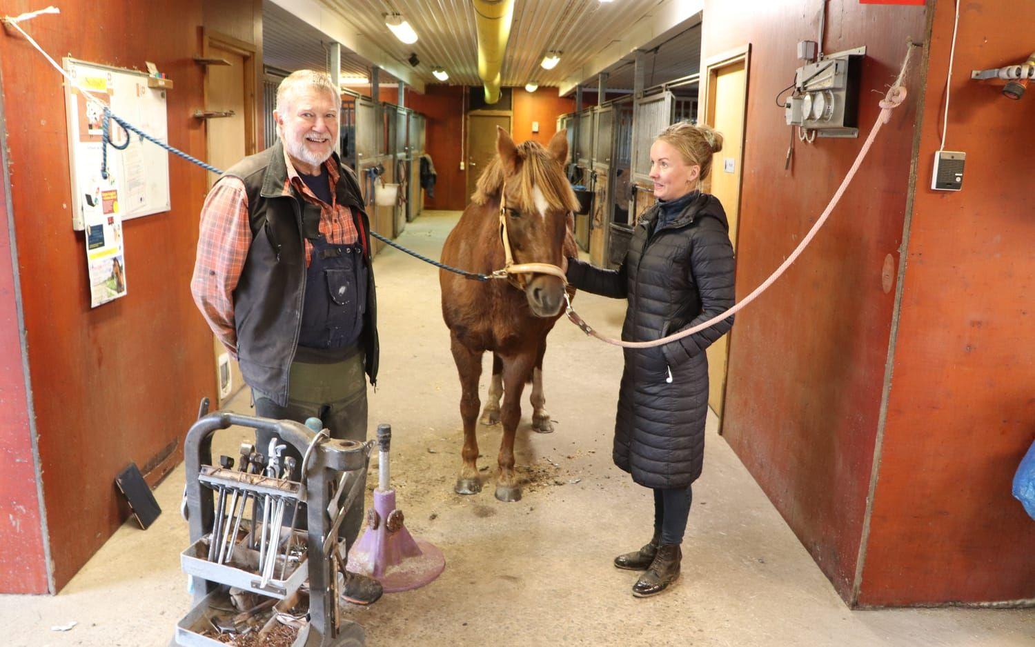 Kjell Reimertz och Mariedahls Gårds ägare Anna Berg. I mitten ponnyn Melody.