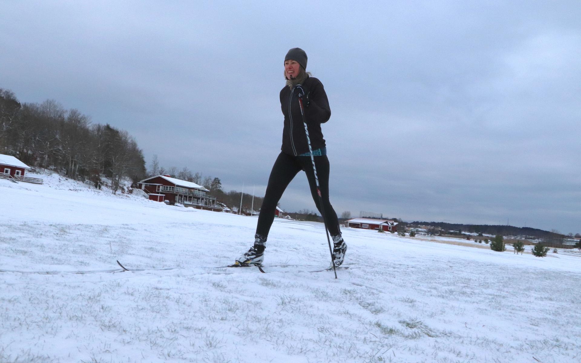 Grässtråna syns tydligt, men Ann-Sofie Hellstrand hade bra fart under skidorna.