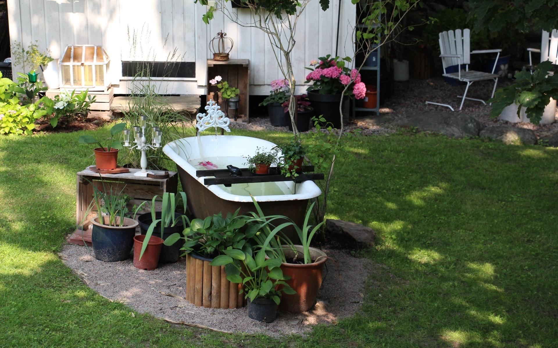 Ett gammalt badkar har fått ta plats i familjen Carlssons trädgård.