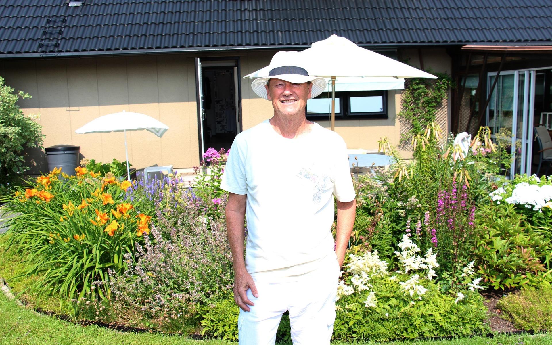 För Henning Christiansson är trädgårdsarbetet terapi och här trivs han som bäst.