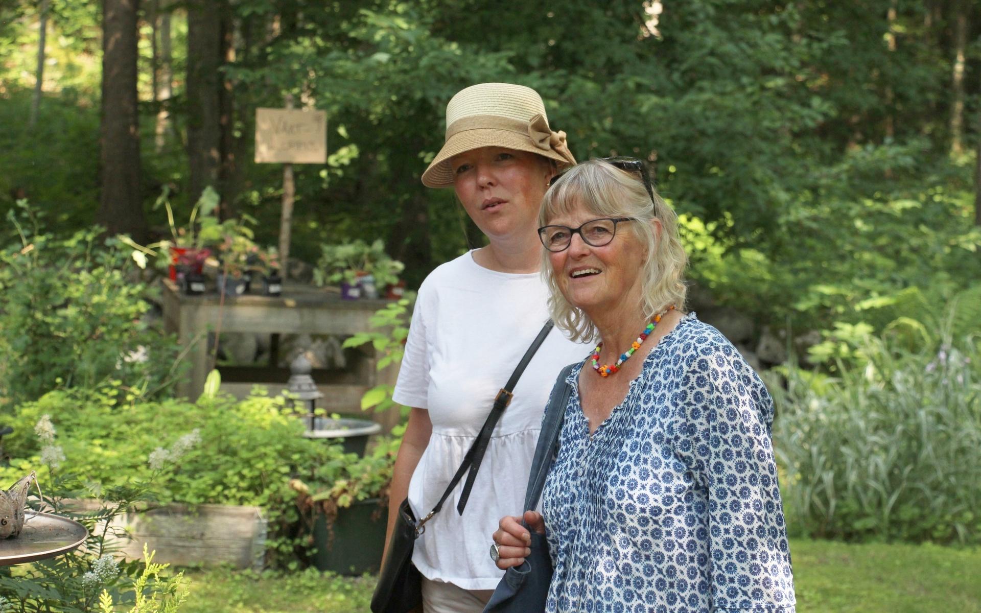 Kajsa och Marika Persson, mor och dotter, har varit och besökt nästan alla trädgårdarna under dagen. ”Jättefina trädgårdar, utanför ser man en syn man får en helt annan när man kliver in,” säger Marika Persson.