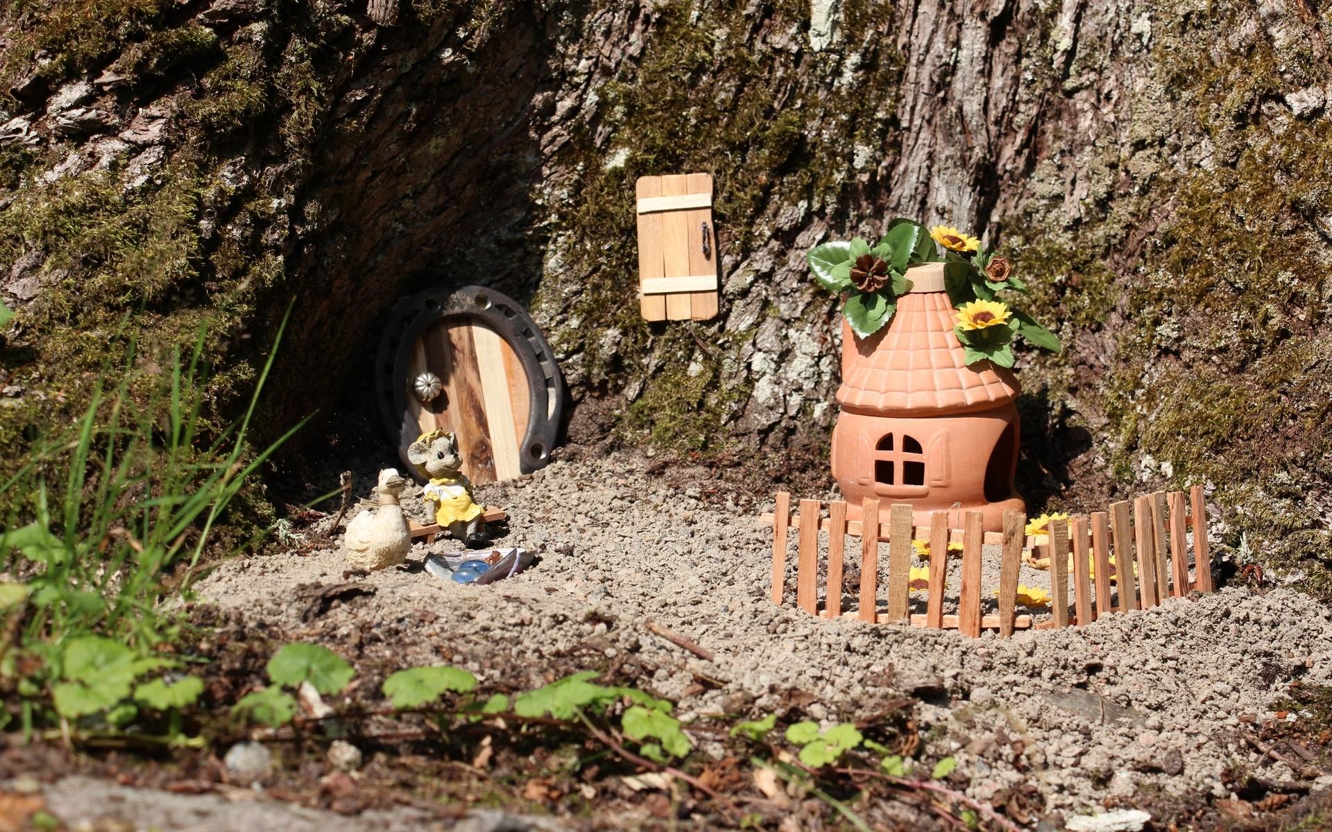Lite små miniatyr hus kunde man hitta i Elisabeth Carlssons trädgård som är initiativtagaren bakom Trädgårdens dag i Vallda.