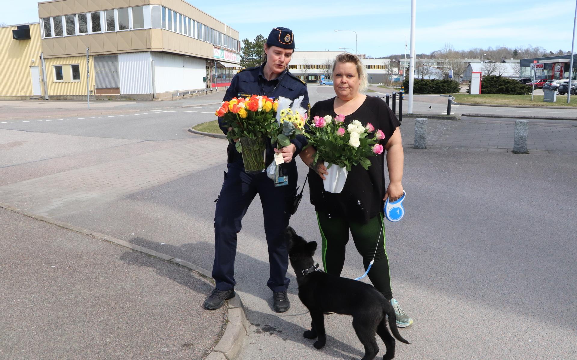 På annandagen åkte Anna Sellman till Kungsbacka för att lämna över blommor till polisen. Stationsbefäl Camilla Kreuger tog emot. 