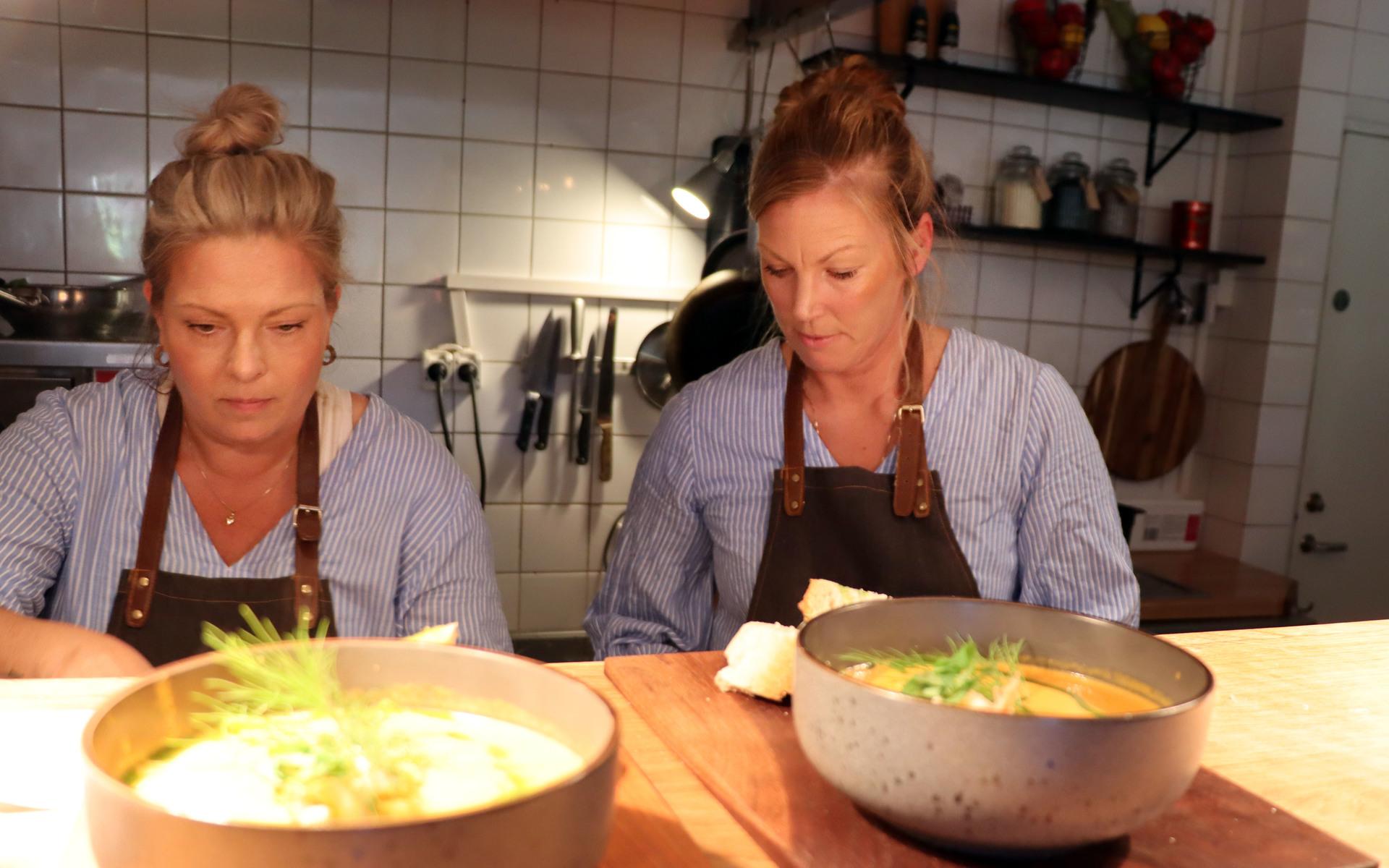 Bakom köksbaren kämpade kompanjonerna Emma Slätt och Jessica Bomgren med att få ut mat till alla gäster. 