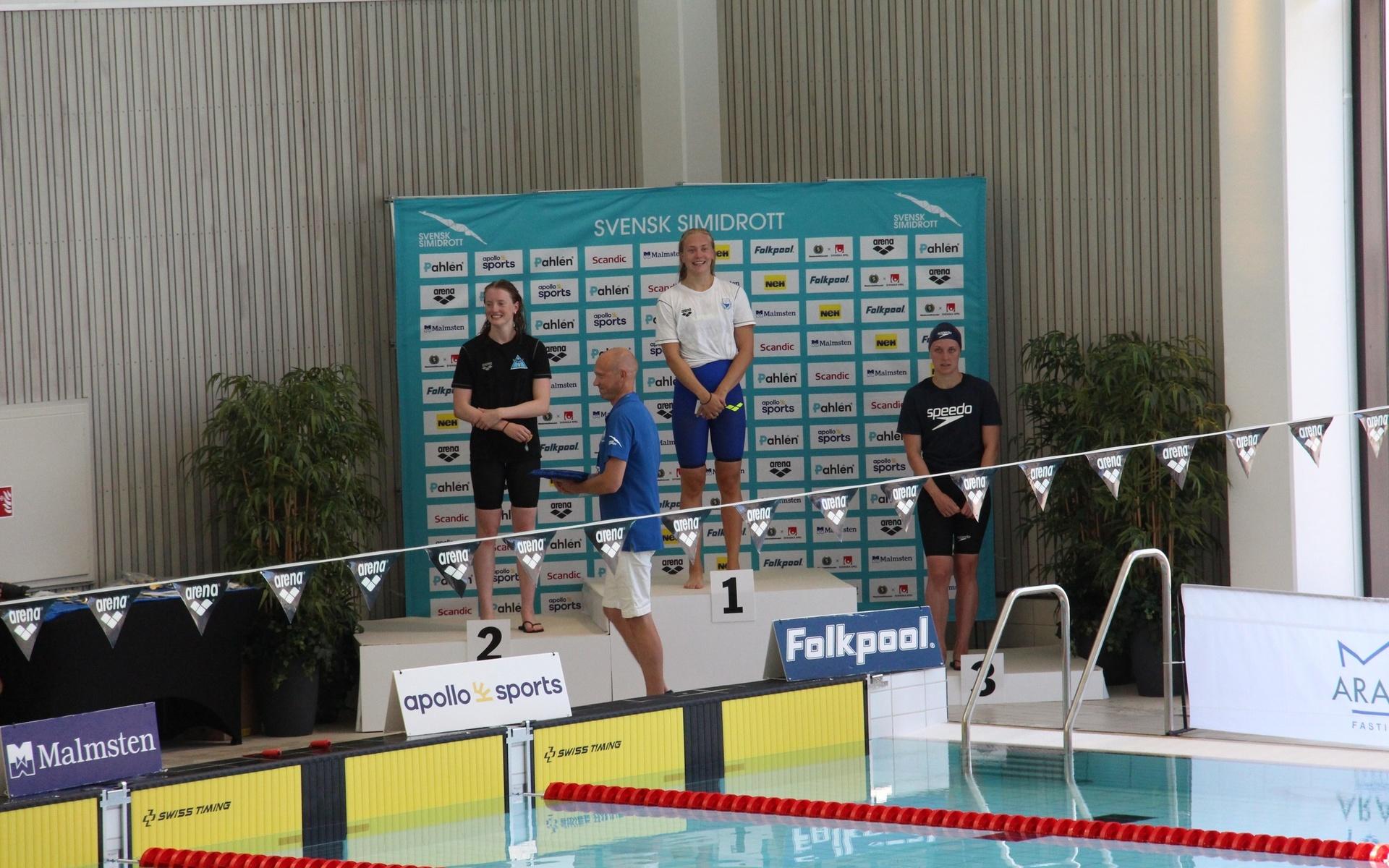 200 meter medley JSM vann Hanna Bergman simklubben Poseidon. Andraplats Tova Andersson Väsby Simsällskap och tredjeplats Ida Swegmark Mölndals allmänna simsällskap.