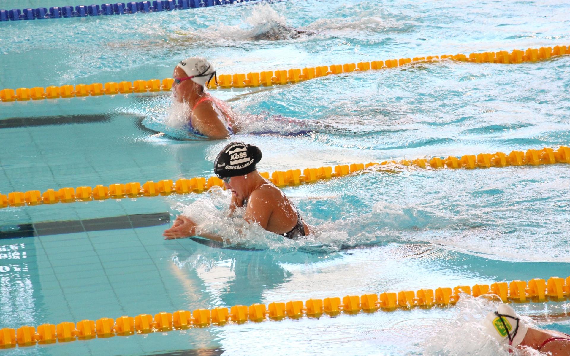 16 unga simmare tävlar för Kungsbacka simsällskap under helgen.