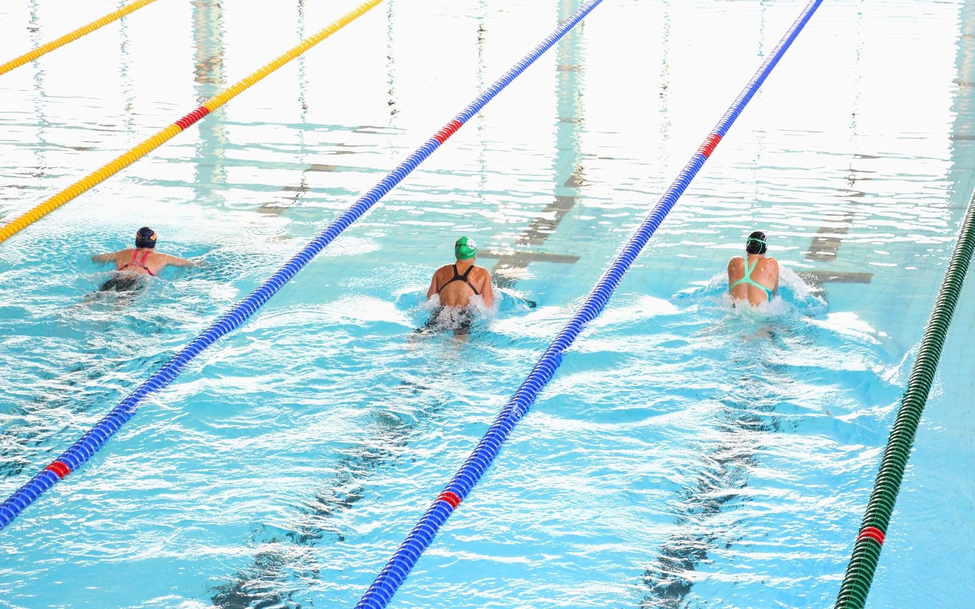 575 unga simmare tävlar under helgen i mästerskapen.