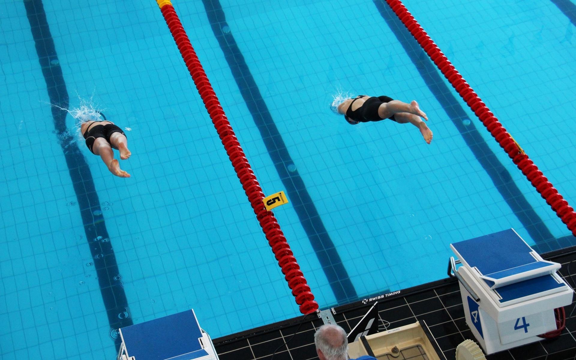 575 unga simmare från hela Sverige tävlar under helgen i mästerskapen.