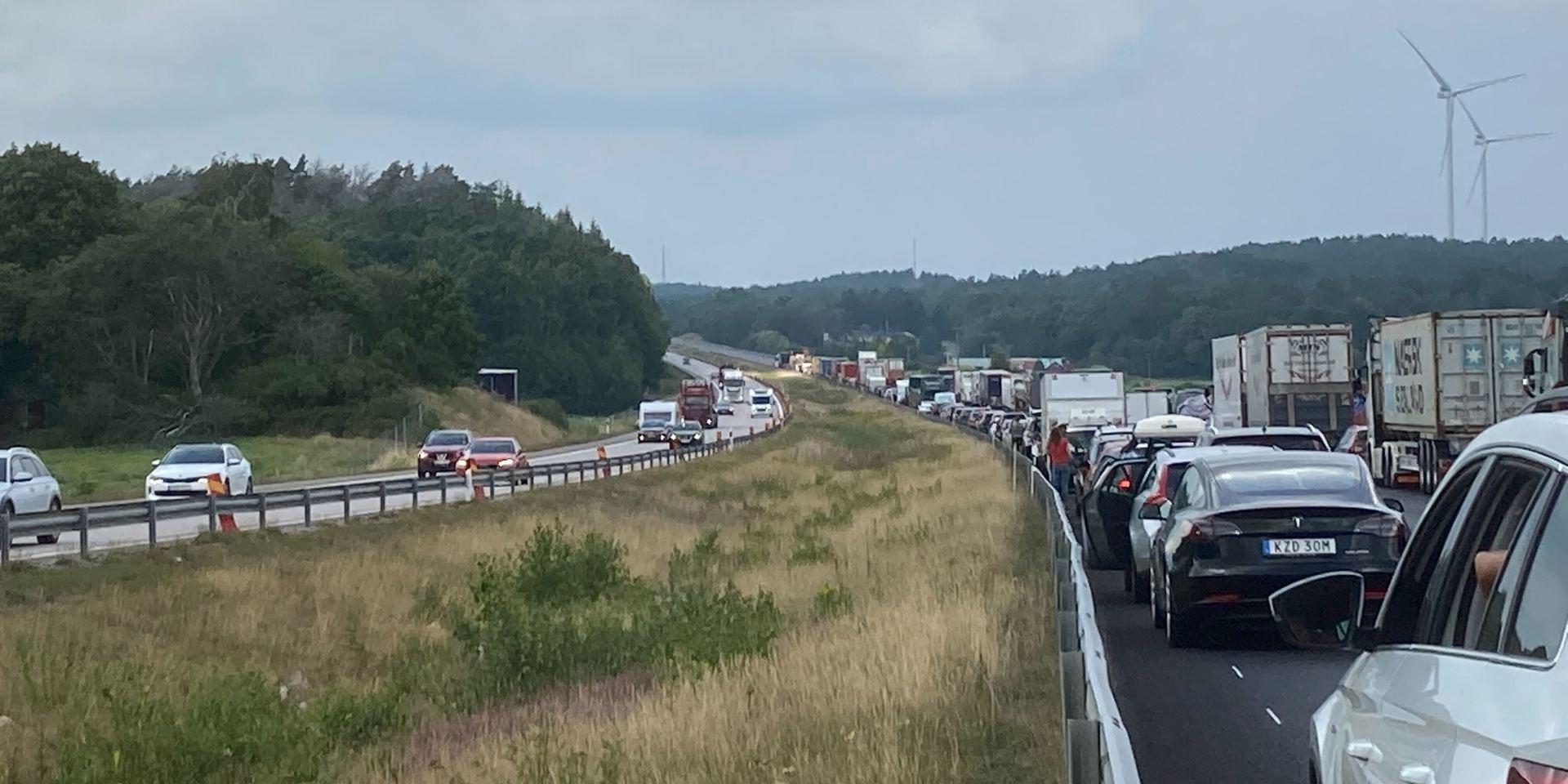 En olycka med bil inträffade på E6 utanför Åsa på måndagen. Inledningsvis fick vägen stängas av helt i norrgående riktning. 