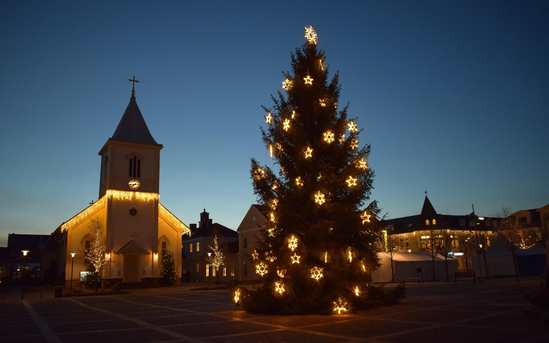 2019 var julgranen på torget utsmyckad med flera stjärnor.