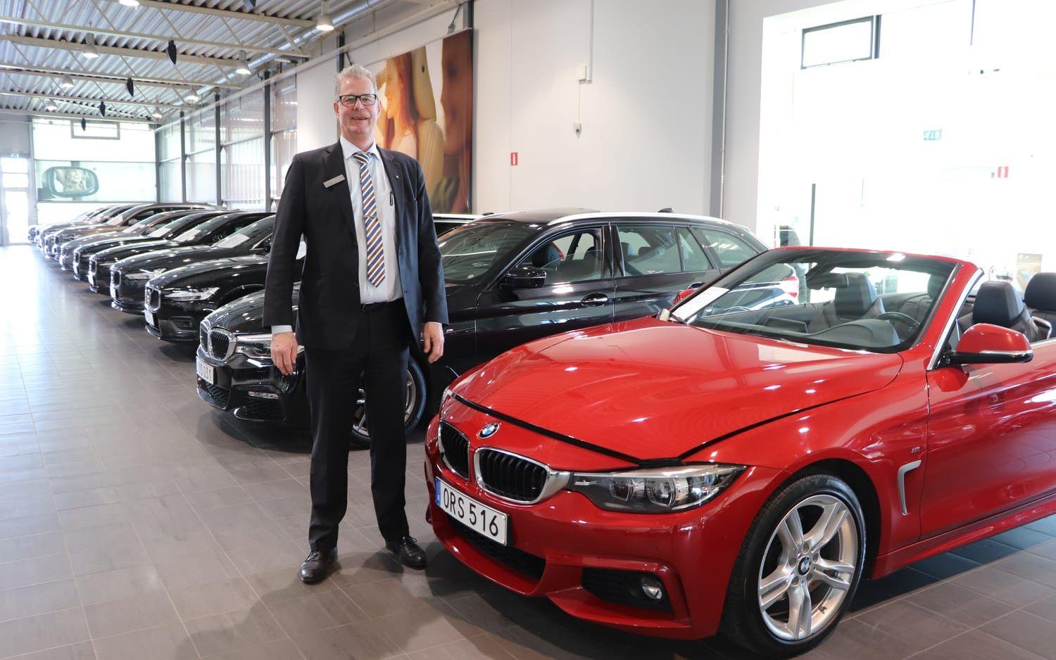 Rolf Hackzell på BMW:s avdelning på Bilia i Kungsbacka ser en prisökning över hela skalan på begagnat. Från äldre  till nyare bilar. 