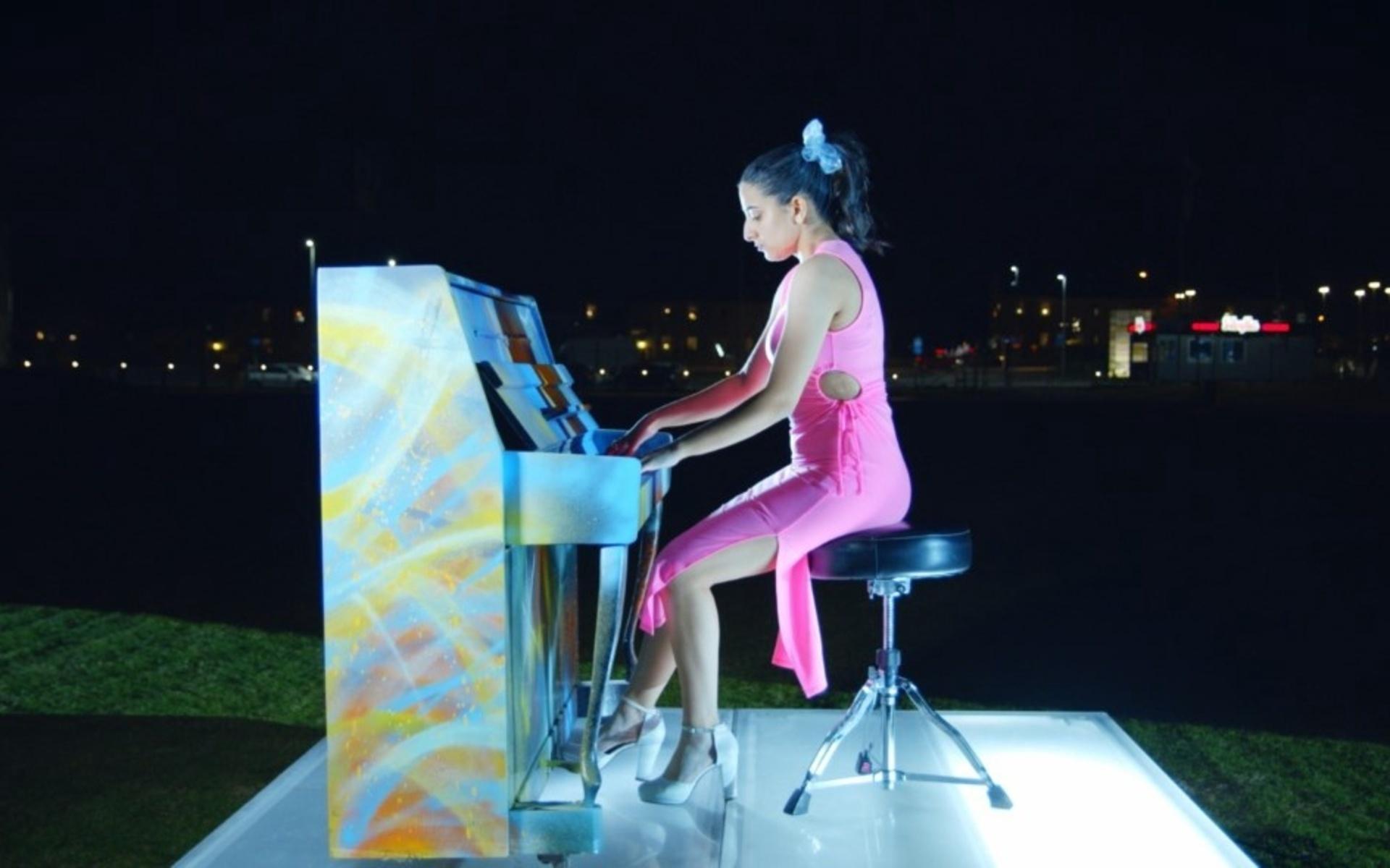 Här är en bild på Maryam när hon sitter vid pianot och sjunger ute i det ensamma mörkret. 