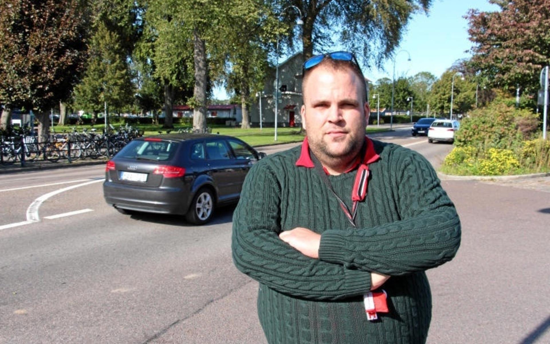 Martin Andreasson är starkt kritisk till strulet med taxibilar, men förstår samtidigt problemet med att hitta chaufförer.
