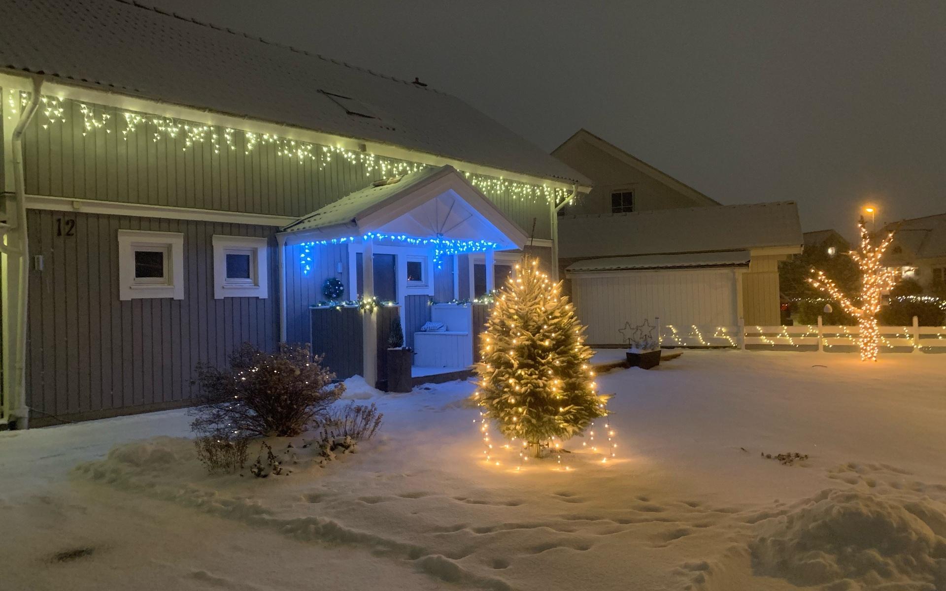 Hos Cenny Lüttners i Tölö villastad blev det julstämning när snön kom.