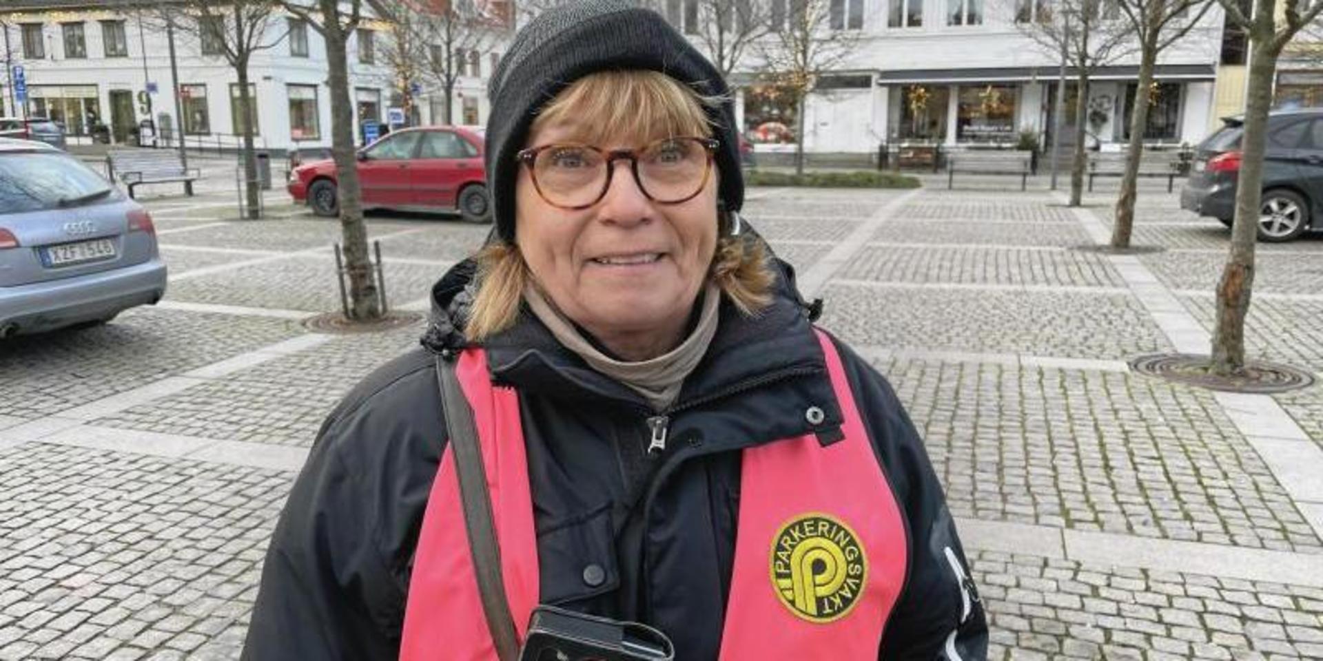 Vivica Karlsson, parkeringsvakt i Kungsbacka kommun. Hon har arbetat som det i 25 år och kan inte tänka sig att bli privatiserad. Bild: Tobias Sandblom