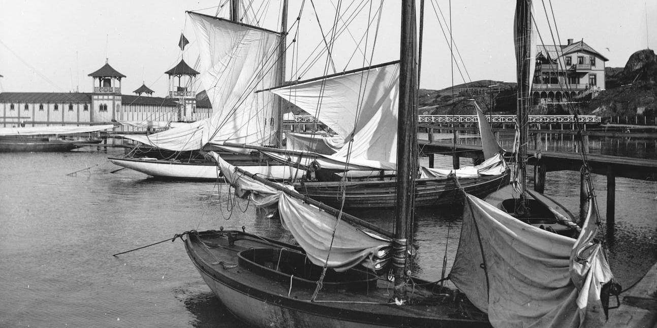 Gaffelriggade segelbåtar framför kallbadhuset vid Styrsö Bratten i april 1898.