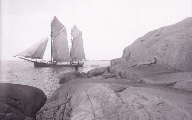 En sällsynt frid råder över detta fångade ögonblick då en galeas passerar Stångehuvud. Datumet är enligt en notering på fotografiet den 8 september år 1901. 