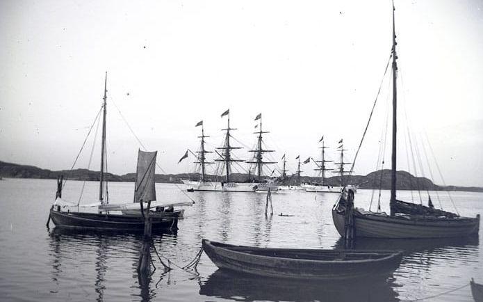 Kanske var fotografen Ragnar Bergers egentliga mål att fotografera skolfartygen ”Najaden”, ”Gladan” och ”Falken” vid Marstrand denna dag på 1890-talet.För en nutida betraktare ter väl sig den lilla nötta ekan i förgrunden lika vacker. 