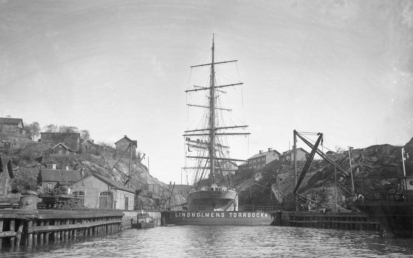 Det hade varit en hård isvinter. Våren 1924, i skuggan av Götaverkens dominans, drog sig Lindholmens varv fram på reparationsuppdrag. Ett femtiotal fartyg – huvudsakligen ångare som behövde ompyssling – väntade vid kajerna. Någonstans i den brokiga röran på varvsområdet framställdes en järnbro. Som ett minne av en svunnen tid reparerades och omdanades också ett av Göteborgs sista kommersiella segelfartyg – Transatlantics järnbark ”Bohus”. Hon hade nyligen sålts till ett tyskt rederi. Bilden togs den 12 april 1924. Ett par veckor senare seglade hon söderut, under ny flagg, och ombyggd till skolskepp. Destinationen var, enligt en notis i Göteborgs Aftonblad, ”Pacifickusten”.