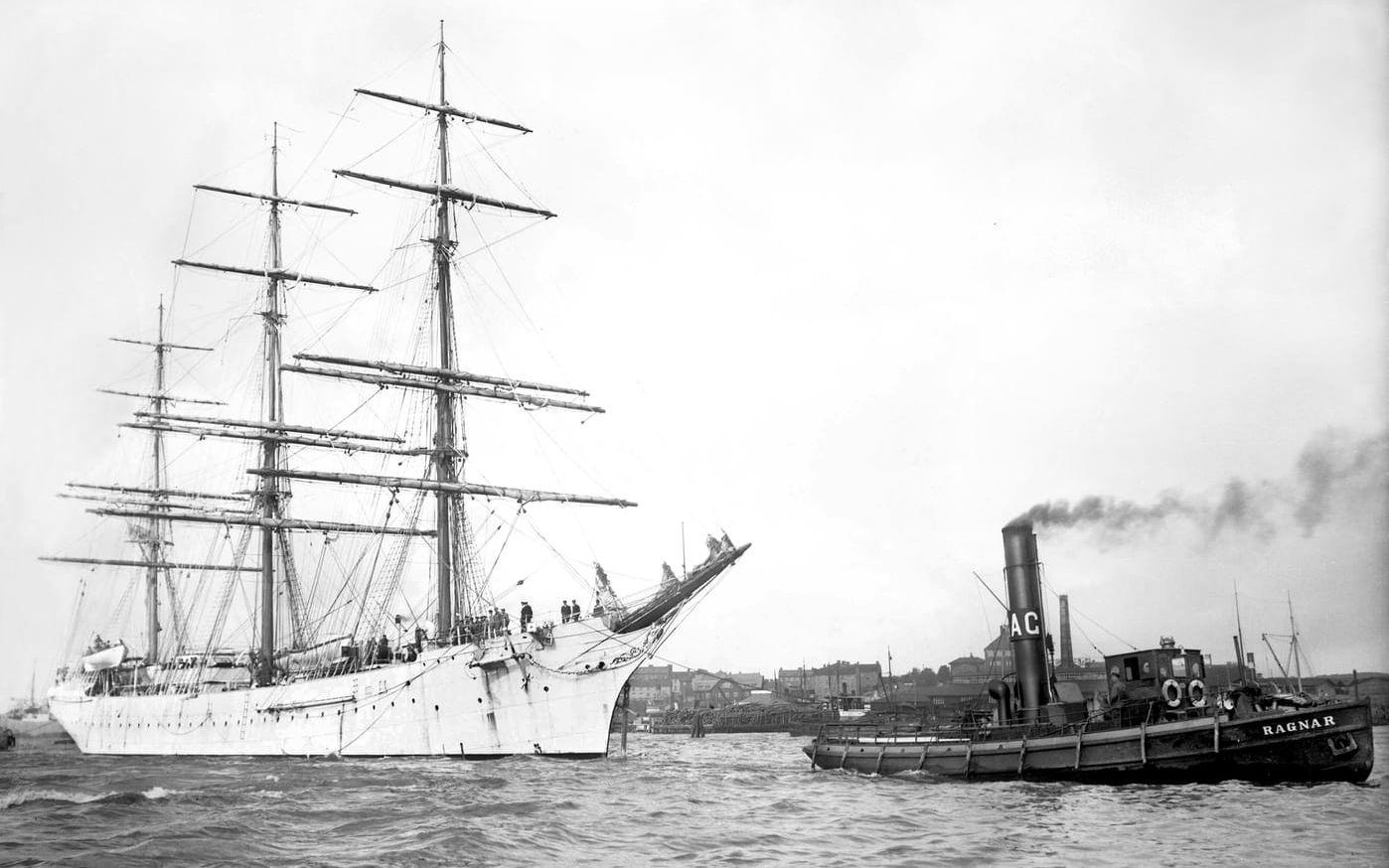 Ett segelfartyg på väg in i Göteborgs hamn. När bilden togs, den 12 september år 1924, var detta på väg att bli en ovanlig syn.