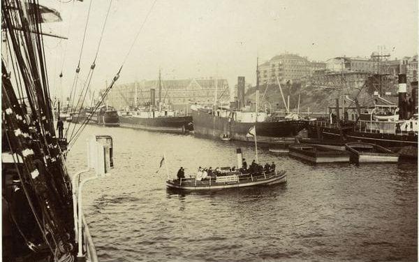 Ett myller av fartyg på Göta älv vid Packhuskajen i Göteborg. Cirka 1915. 