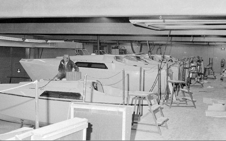 Maxibåten – ritad av Pelle Petterson – blev 1970- och 80-talens folkhemsbåt. Det var enkel och samtidigt elegant i designen. Inte ens öknamnet ”en skrothög med solglasögon” – en anspelning på de tonade rutorna -  kunde hindra Maxibåtarna från att bli en succé. De skiftande storlekarna gjorde att det fanns en Maxi för alla och det blev en sport för hamnflanörer att artbestämma skillnaden mellan skepparen på en liten 68:a, en 77:a (båtvärldens motsvarighet till en Volvo 240) och den praktfulla 95:an. På bilden monteras Maxi 68:or på Gullmarsvarvet. Året är 1980. 