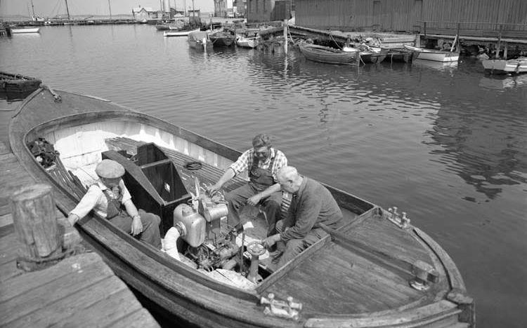 Motorbåt med Skandiamotor vid bryggan i Lysekil. Bilden är odaterad, men kan vara tagen tidigast i mitten av 1950-talet. 