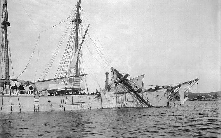 Den norska skonerten ”Alrana” havererade på väg till Kristiania i oktober år 1900 och bogserades till Marstrand. 